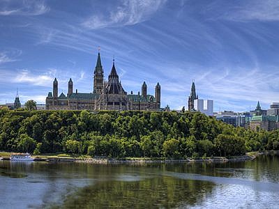 Image panoramique de la Colline du Parlement à Ottawa